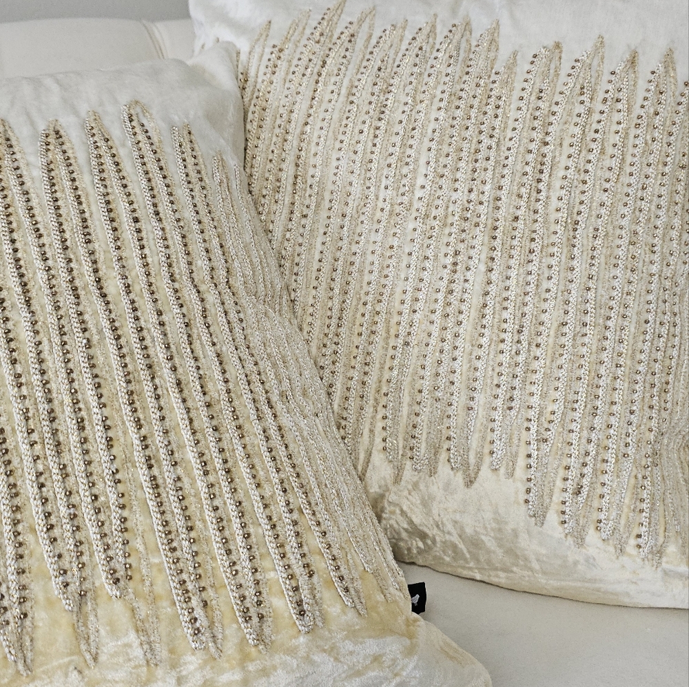 Two pillows - Picture 3 of 5
